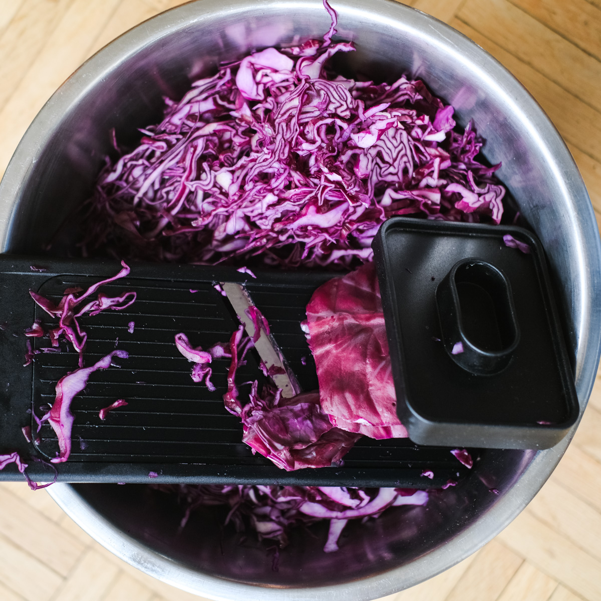 shredding the red cabbage with a manoline
