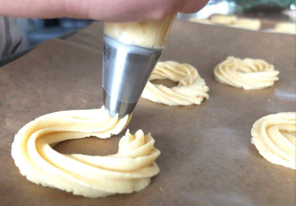 Hacer galletas spritz de mazapán 