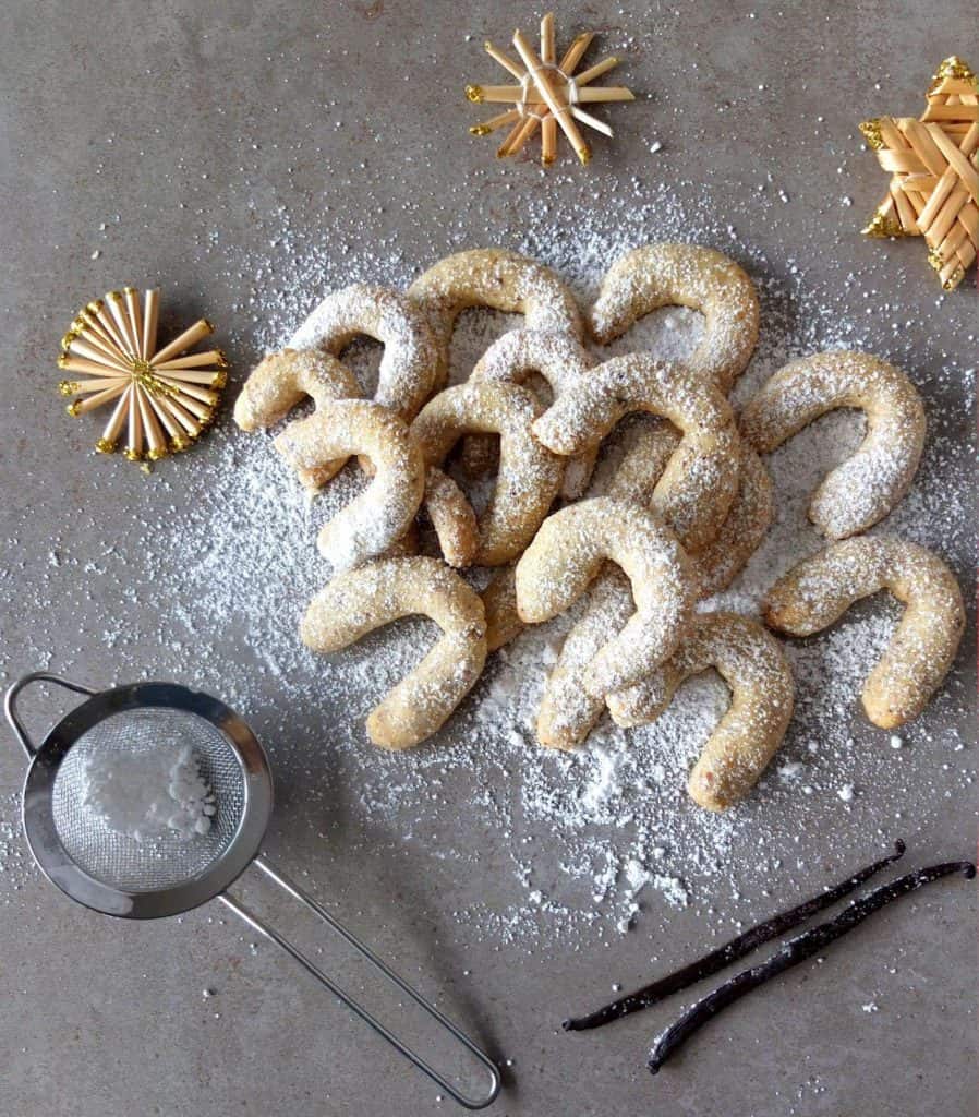 VanillaKipferl with Vanillapods and Icing sugar 