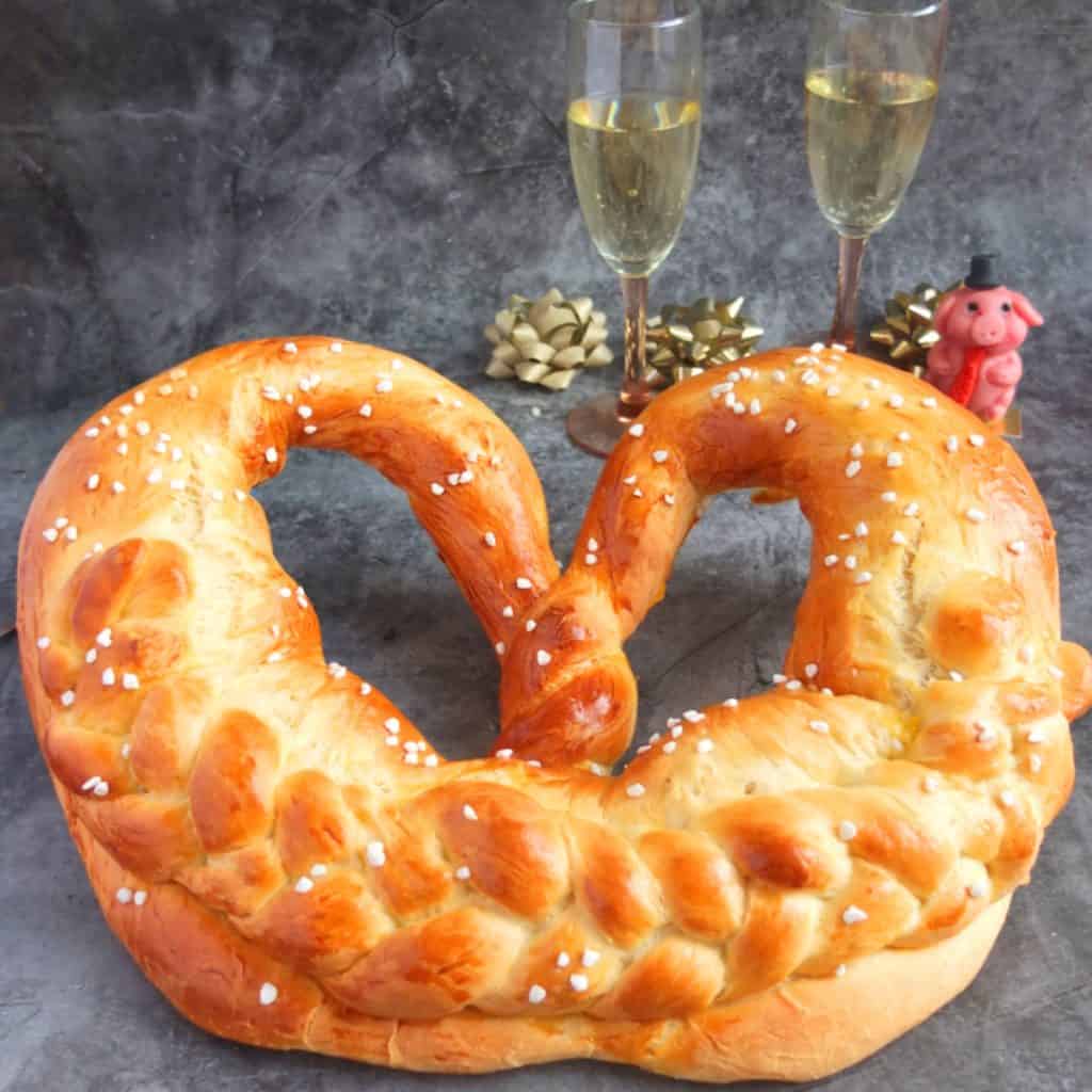 Easy New Year's Pretzel (Neujahrsbrezel) - My Dinner