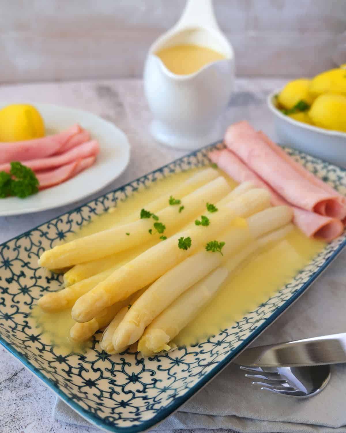 White asparagus with sauce