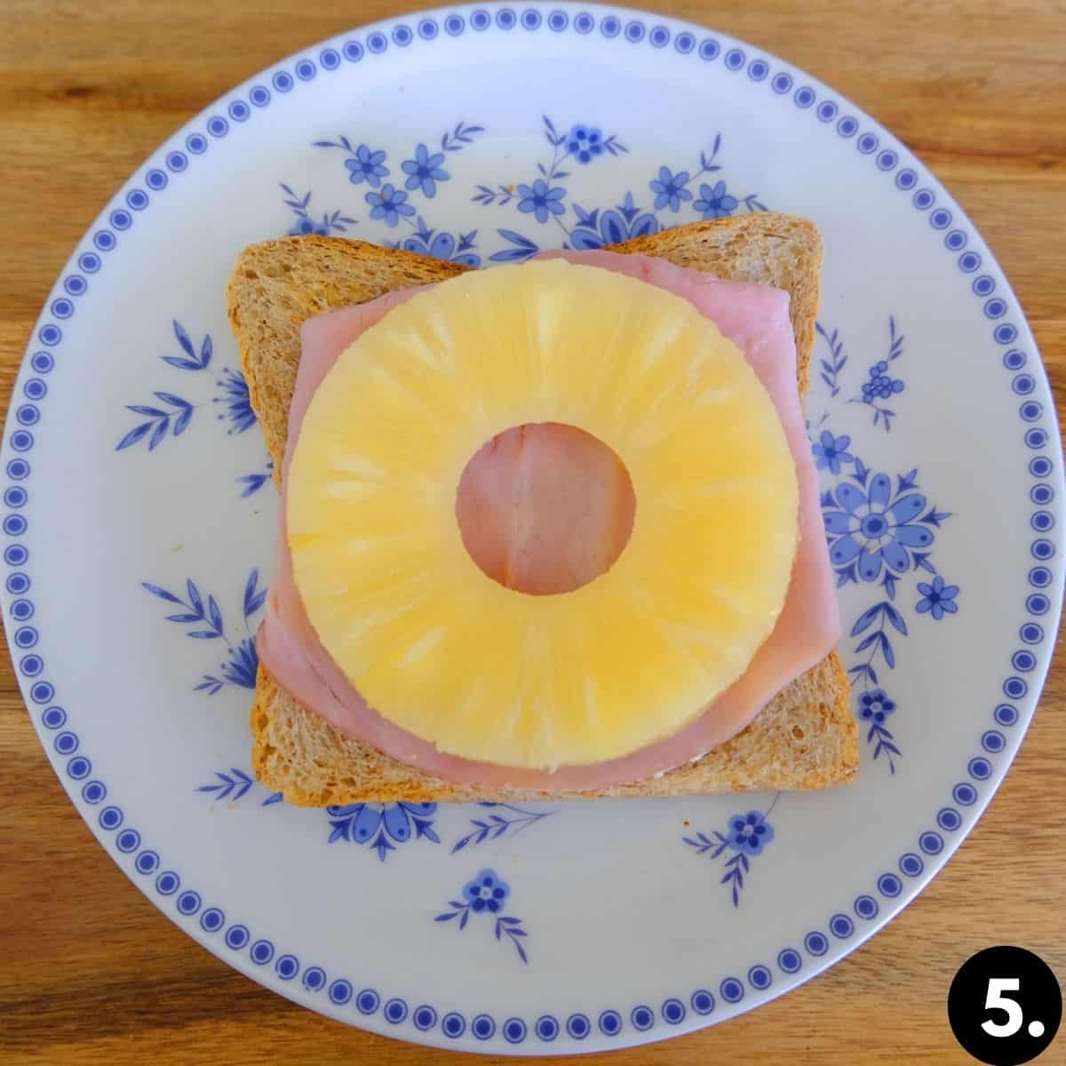 Toast with pinapple and ham.