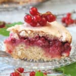 Träublekuchen a piece with red currants