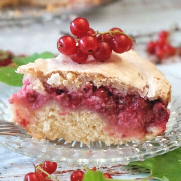 Träublekuchen a piece with red currants