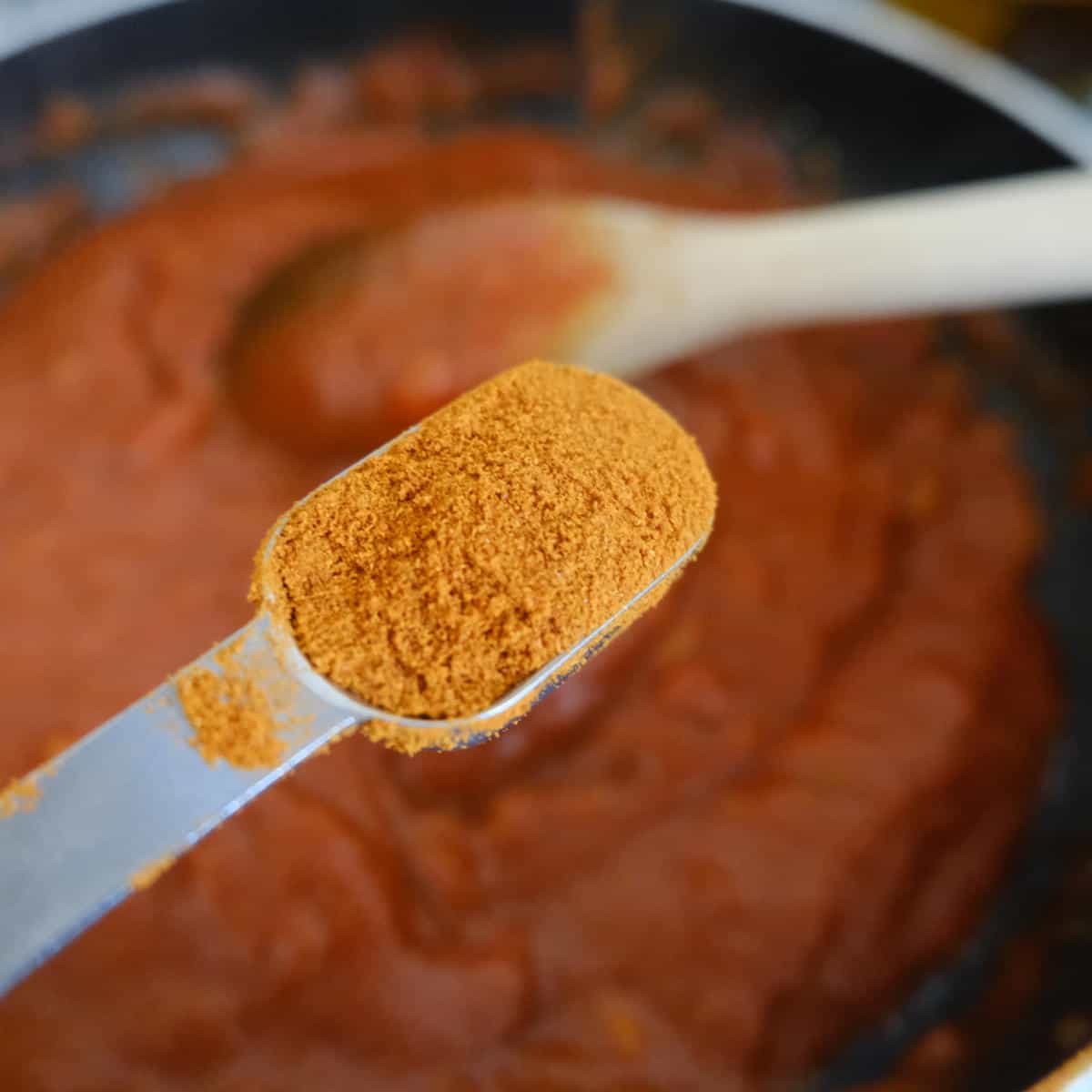 adding cayenne pepper to currywurst sauce