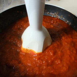 blending the currywurst sauce
