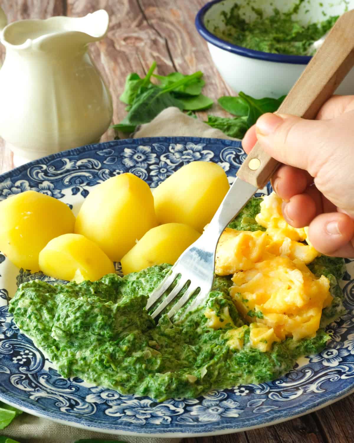 Spinach with potatoes and egg