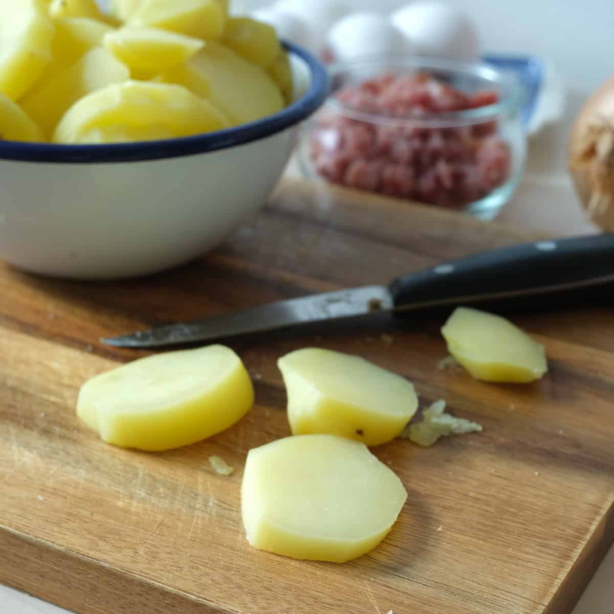 Cut potatoes for omlette
