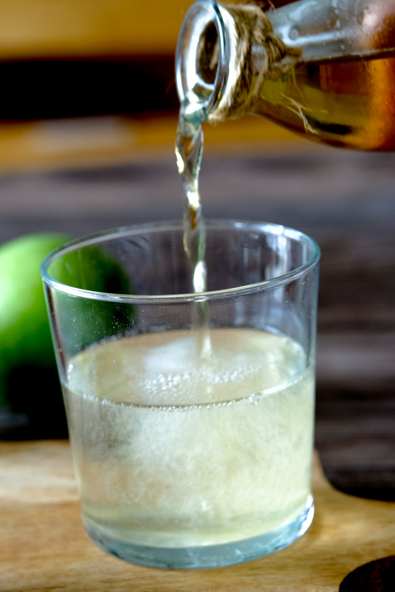 puring apple juice into sparking water