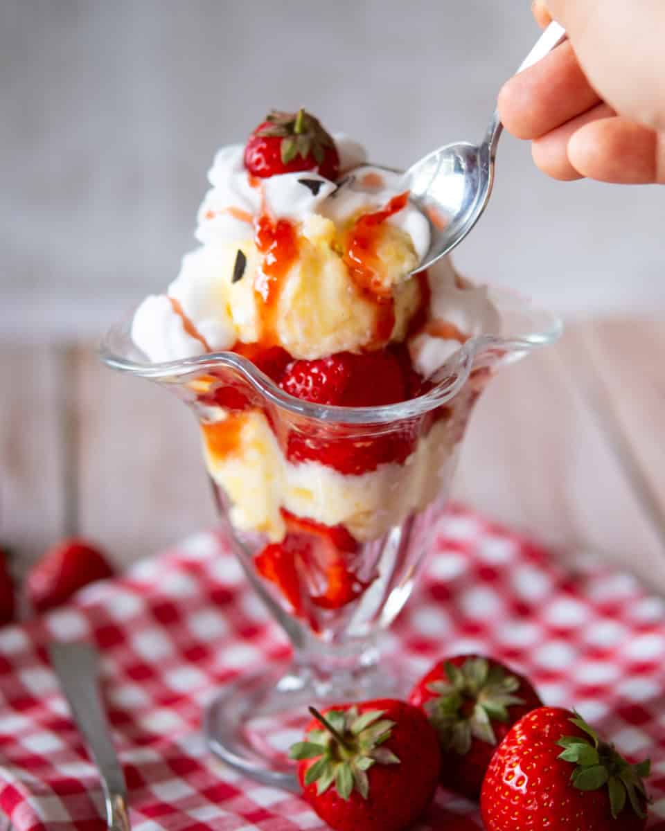 German Strawberry Sundae (Erdbeerbecher)
