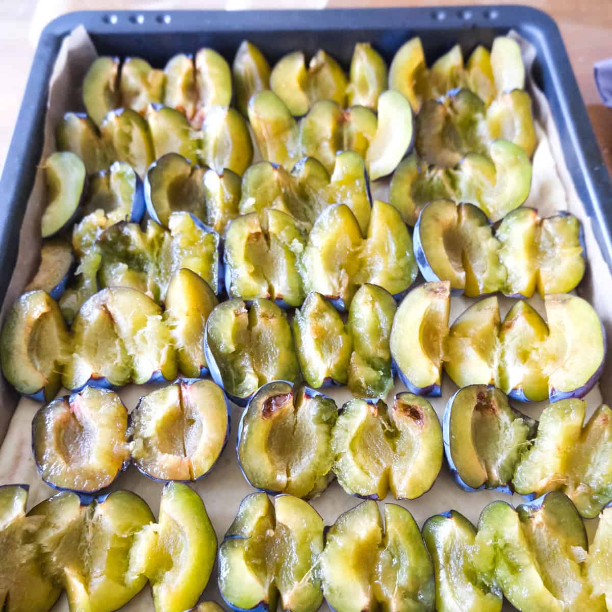 Layering a German plum cake with the Italian plums