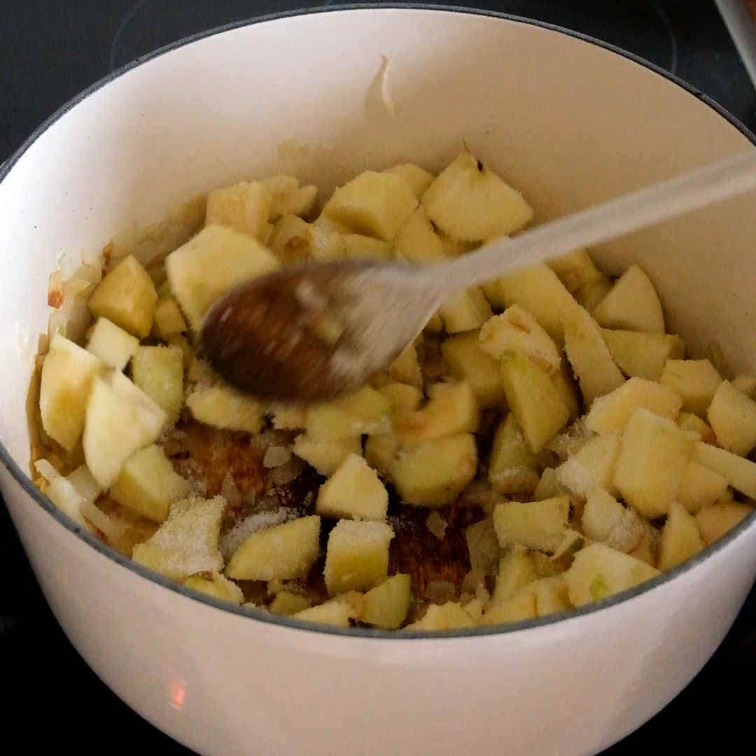 caramelising the apples