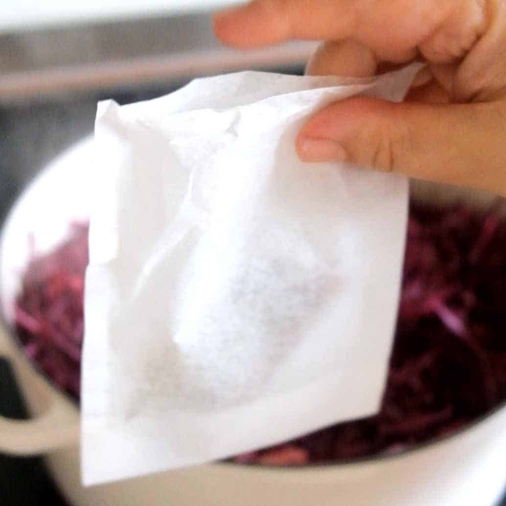 Tea bag with spices for red cabbage.