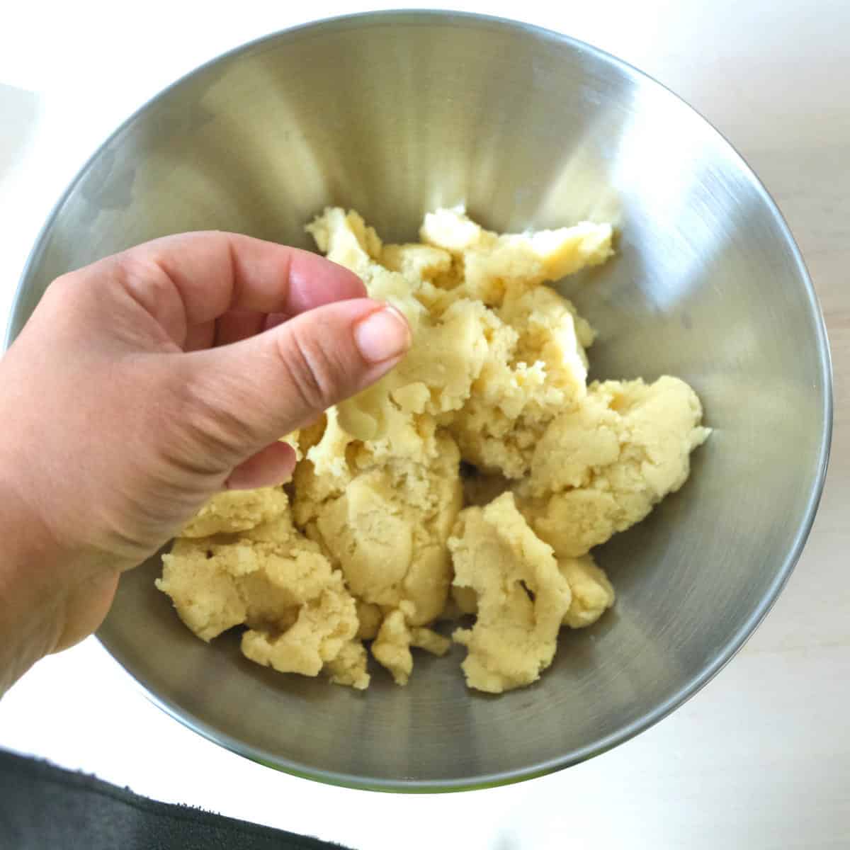 Making streusel with for apple cake